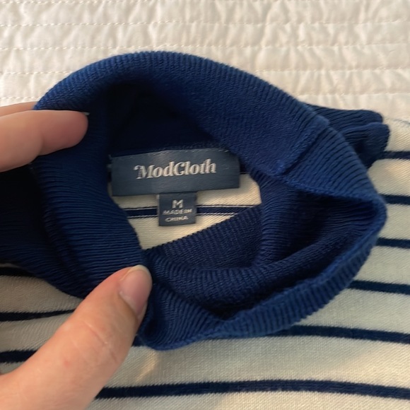 ModCloth women size medium sleeveless turtleneck, cream, navy strips, gold trim - Picture 4 of 5